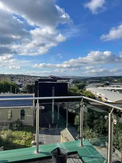 2 Bedrooms, 2 Bathrooms Stunning Penthouse City View Bradford